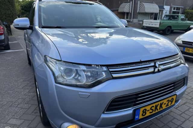 Mitsubishi Outlander (2013) thumbnail 2