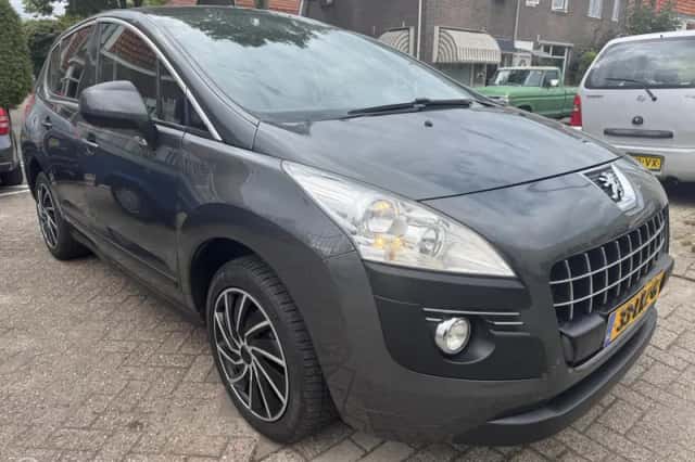 Peugeot 3008 (2010) thumbnail 3