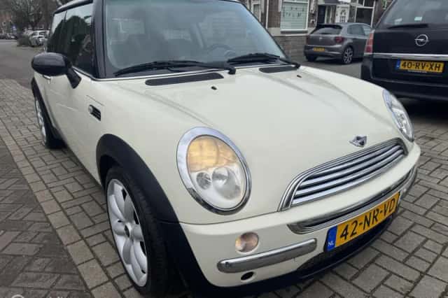 MINI Cooper (2004) thumbnail 2