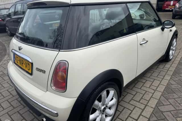 MINI Cooper (2004) thumbnail 3