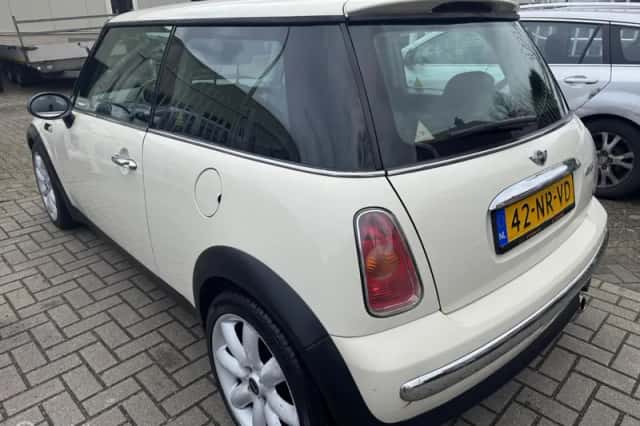 MINI Cooper (2004) thumbnail 4