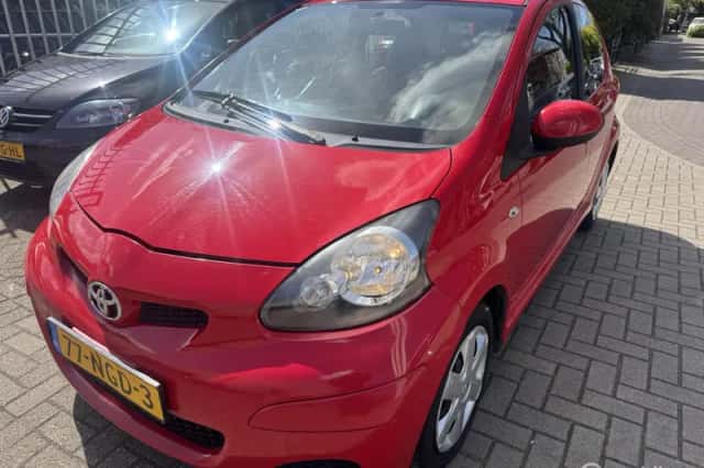Toyota Aygo (2010) thumbnail 1