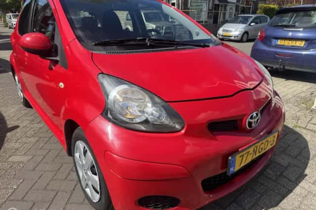 Toyota Aygo (2010) thumbnail 2