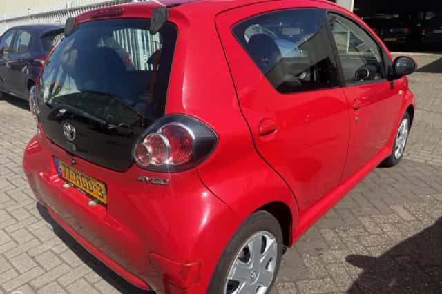 Toyota Aygo (2010) thumbnail 4