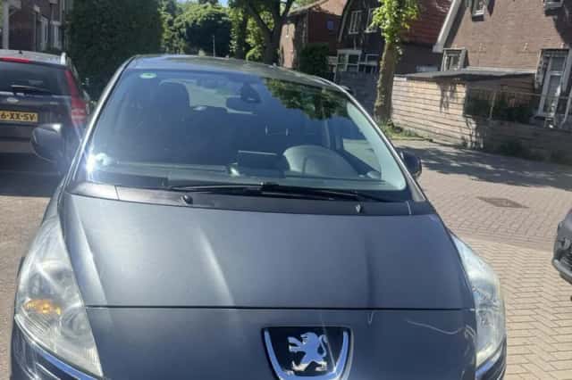 Peugeot 5008 (2010) thumbnail 2