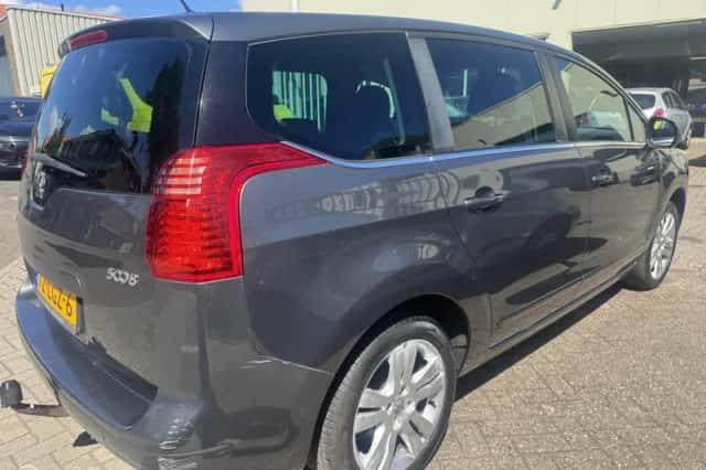 Peugeot 5008 (2010) thumbnail 4