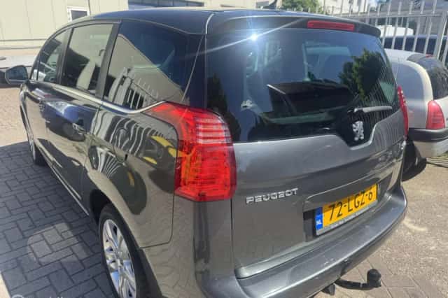 Peugeot 5008 (2010) thumbnail 5