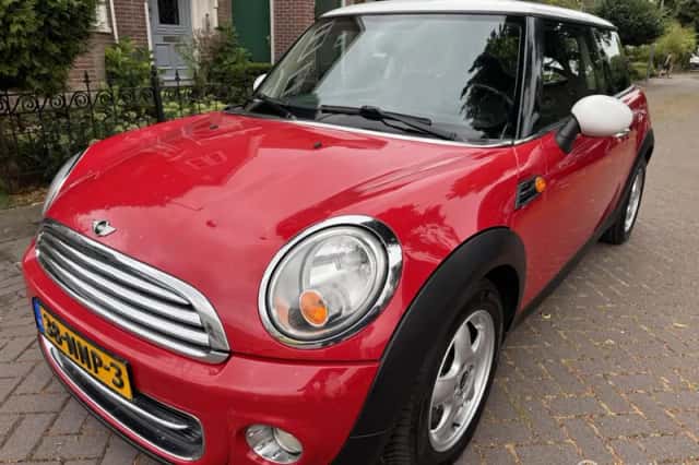 MINI Cooper (2010) thumbnail 1