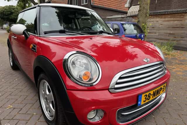 MINI Cooper (2010) thumbnail 2