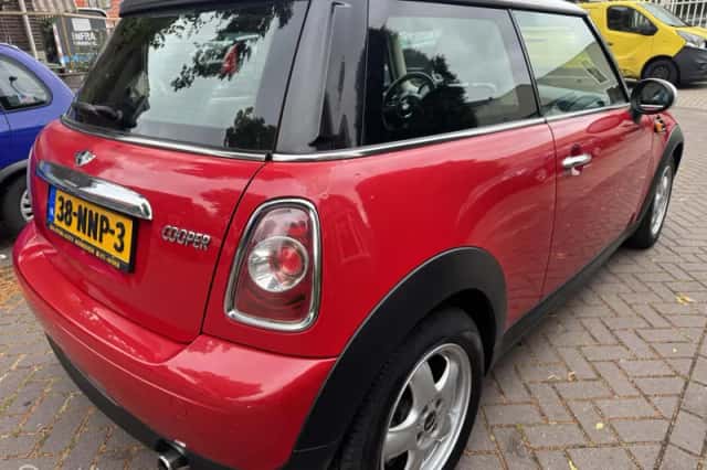 MINI Cooper (2010) thumbnail 4
