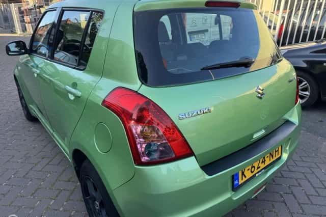 Suzuki Swift (2009) thumbnail 4