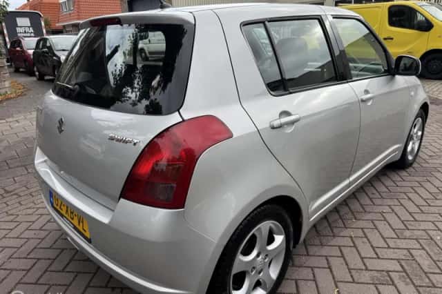 Suzuki Swift (2007) thumbnail 4