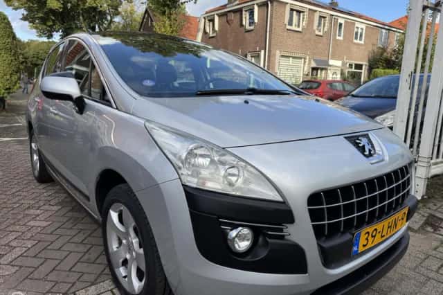Peugeot 3008 (2010) thumbnail 3