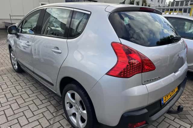 Peugeot 3008 (2010) thumbnail 4