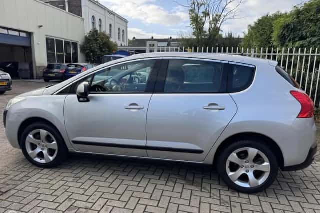 Peugeot 3008 (2010) thumbnail 5