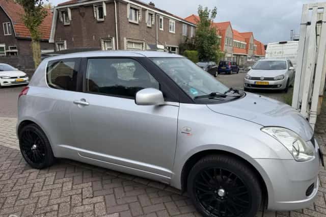 Suzuki Swift (2005) thumbnail 3