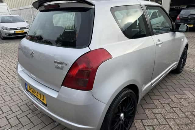 Suzuki Swift (2005) thumbnail 4