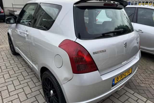 Suzuki Swift (2005) thumbnail 5