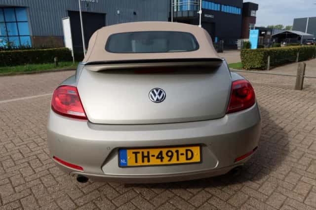 Volkswagen Beetle (2015) thumbnail 3