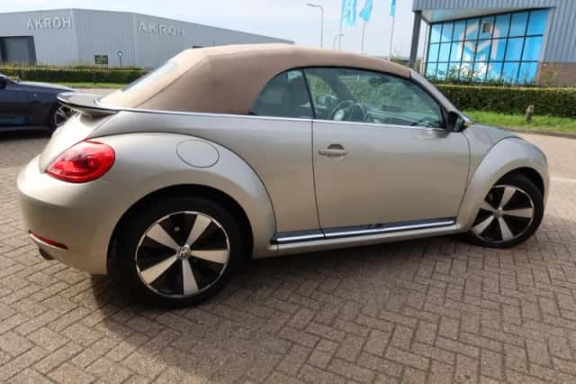 Volkswagen Beetle (2015) thumbnail 4