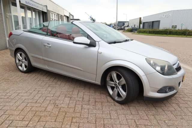 Opel Astra (2009) thumbnail 2