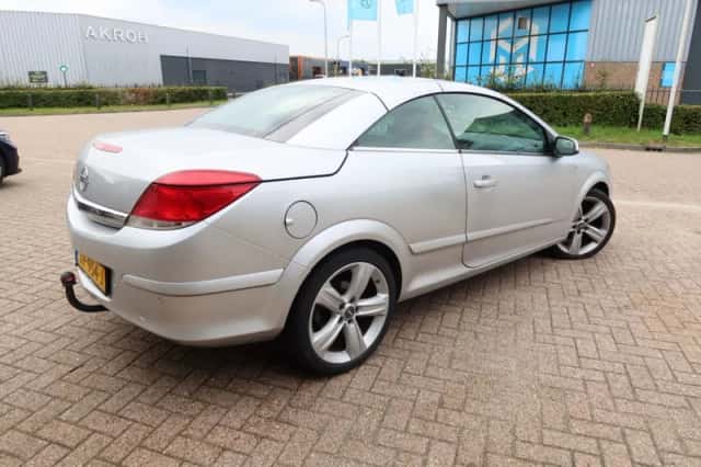 Opel Astra (2009) thumbnail 4