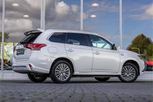Mitsubishi Outlander (2019) thumbnail 3