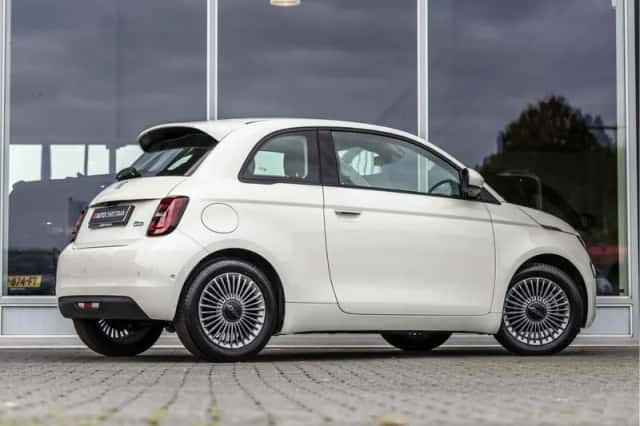 Fiat 500 (2023) thumbnail 3