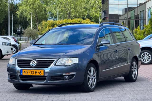 Volkswagen Passat (2009) thumbnail 1