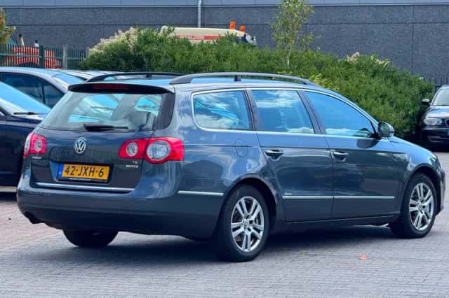 Volkswagen Passat (2009) thumbnail 2