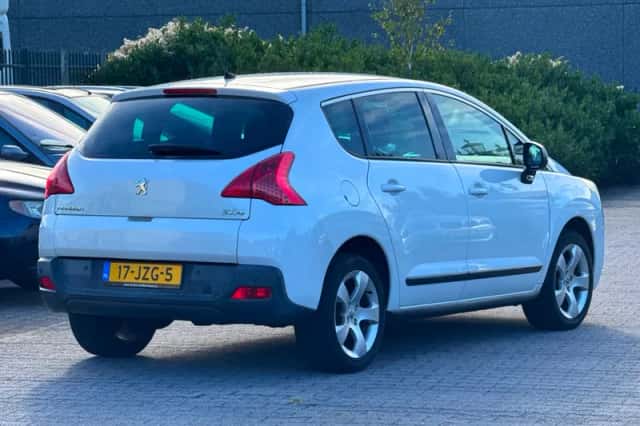 Peugeot 3008 (2009) thumbnail 2