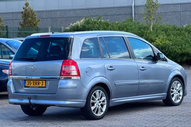 Opel Zafira (2011) thumbnail 2