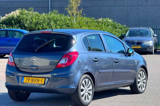 Opel Corsa (2010) thumbnail 2