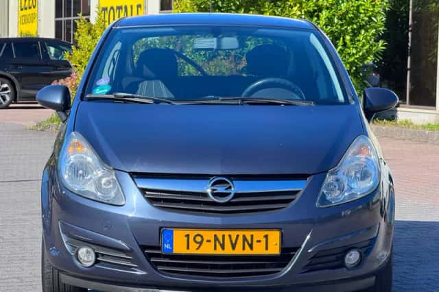 Opel Corsa (2010) thumbnail 3