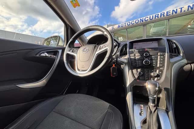 Opel Astra (2011) thumbnail 2