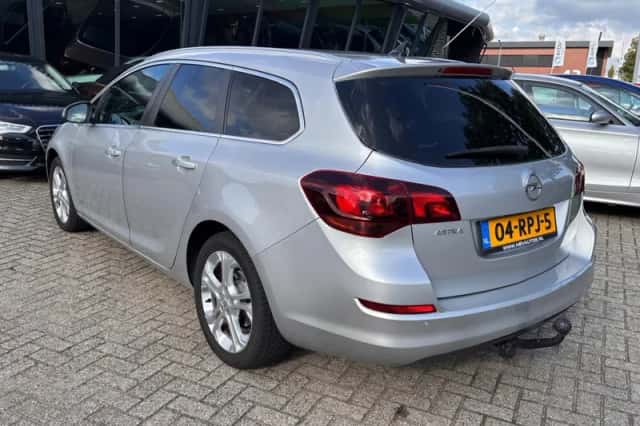 Opel Astra (2011) thumbnail 3