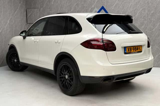Porsche Cayenne (2010) thumbnail 2