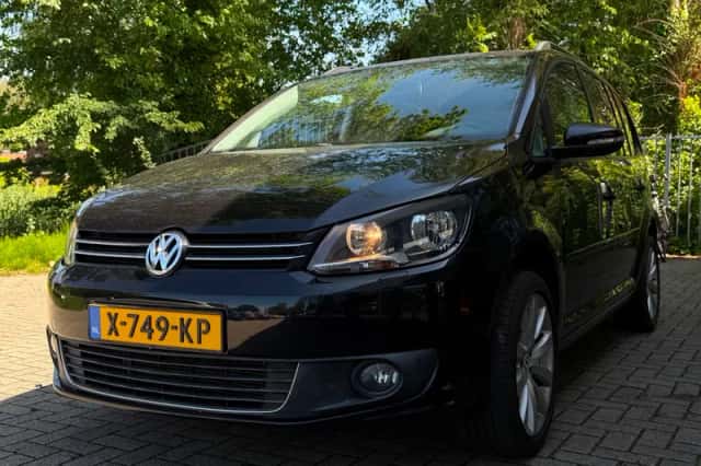 Volkswagen Touran (2011) thumbnail 1
