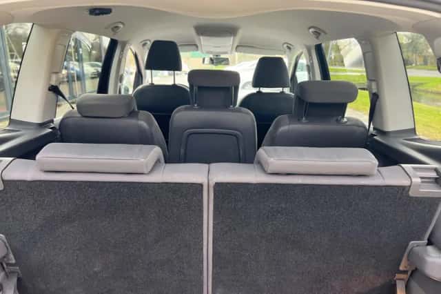 Volkswagen Touran (2011) thumbnail 2