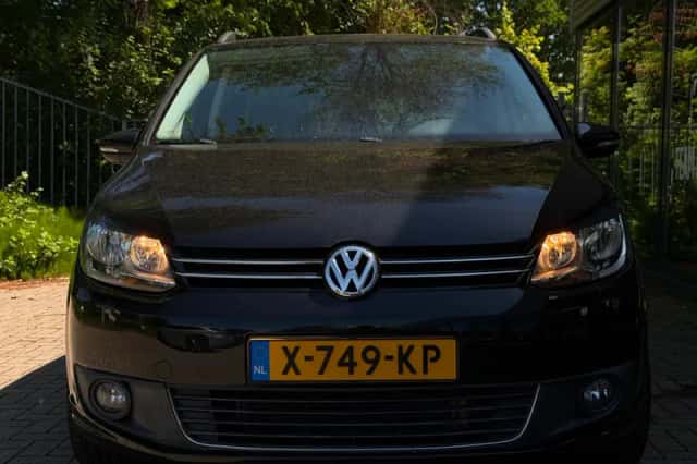 Volkswagen Touran (2011) thumbnail 3