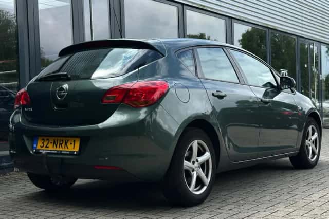 Opel Astra (2010) thumbnail 3