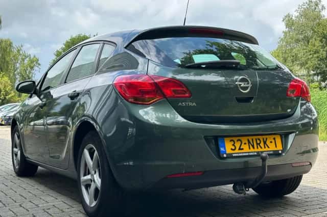 Opel Astra (2010) thumbnail 5