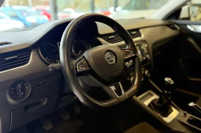 Škoda Octavia (2015) thumbnail 2