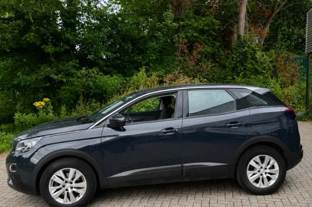 Peugeot 3008 (2018) thumbnail 2