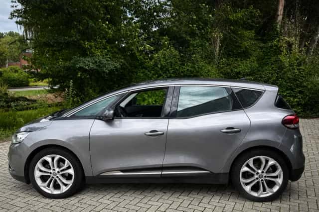 Renault Scénic (2017) thumbnail 2