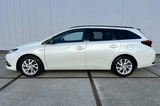 Toyota Auris (2018) thumbnail 2
