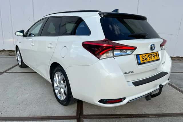 Toyota Auris (2018) thumbnail 3