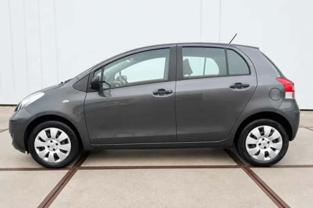 Toyota Yaris (2011) thumbnail 2