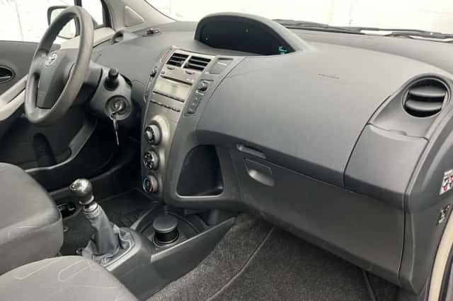 Toyota Yaris (2011) thumbnail 4