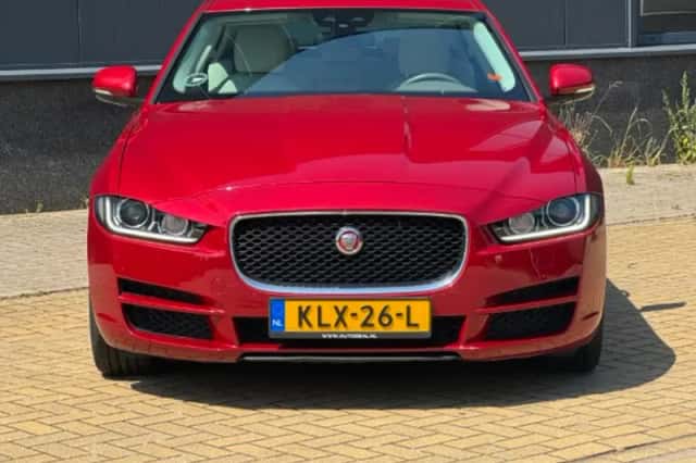Jaguar XE (2015) thumbnail 3